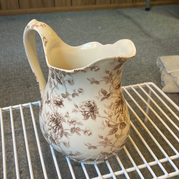 Vintage Pitcher by I. Godinger in Antique Reflections Brown Leaf Pattern - Picture 5 of 6